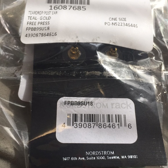 New Free Press earrings - 2 pairs - Picture 5 of 8